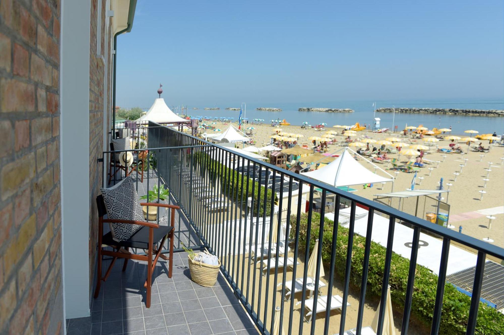 Hotel Capanni Bellaria-Igea Marina Exteriör bild